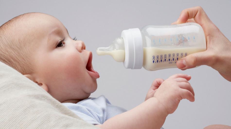 Inciser la langue des bébés, une opération trop à la mode 