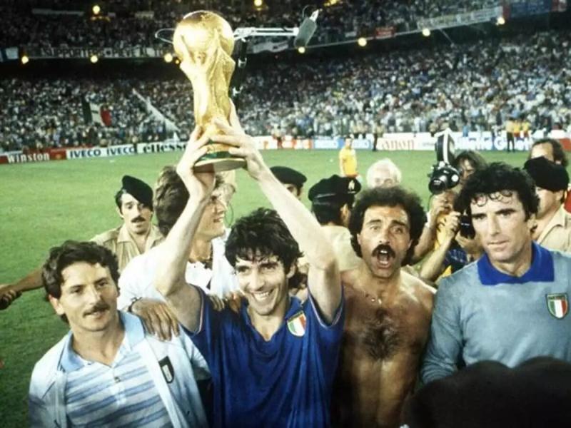 إيطاليا تودع بطلها القومي روسي.. "تشاو باولو"