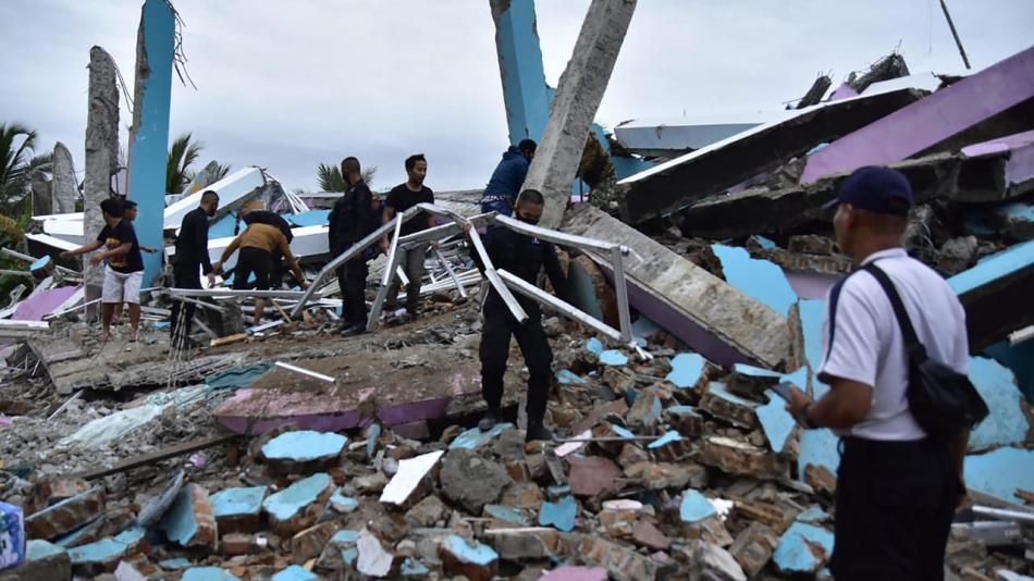 Indonésie : le bilan du séisme de vendredi grimpe à 77 morts 