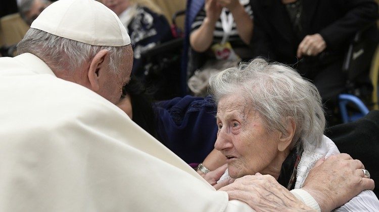 البابا فرنسيس يعلن عن يوم عالمي للاحتفاء بالأجداد والمسنين