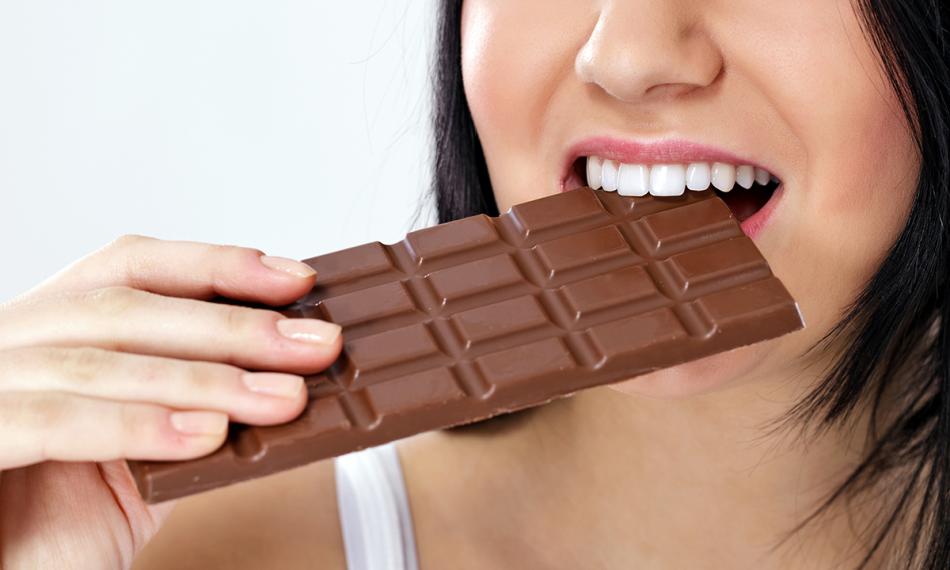 ما علاقة تناول الشوكولاتة بتحسين المزاج؟