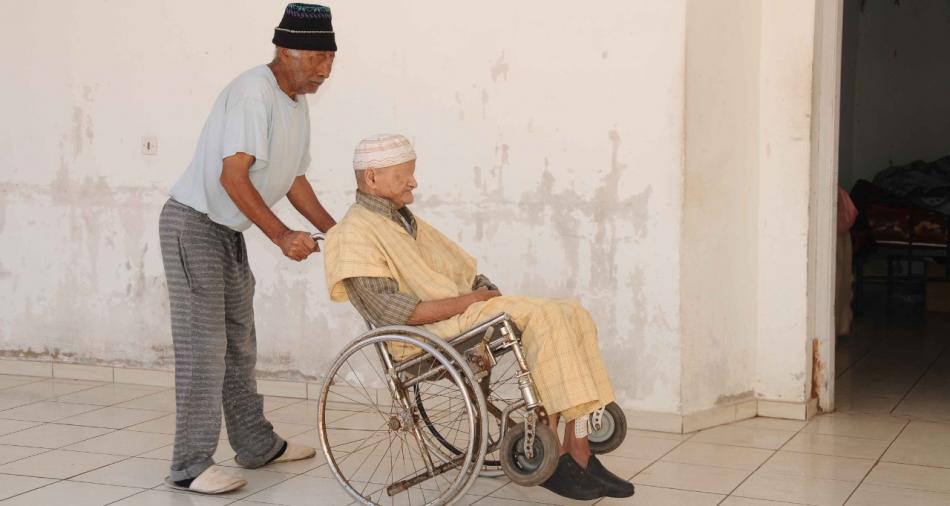 النساء يخصصن وقتا أكثر لرعاية المسنين بالمغرب