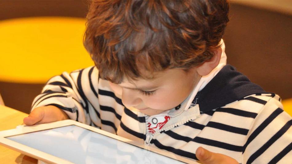 في يومه العالمي.. 5 نصائح لحماية طفلك من "شرور" الإنترنيت