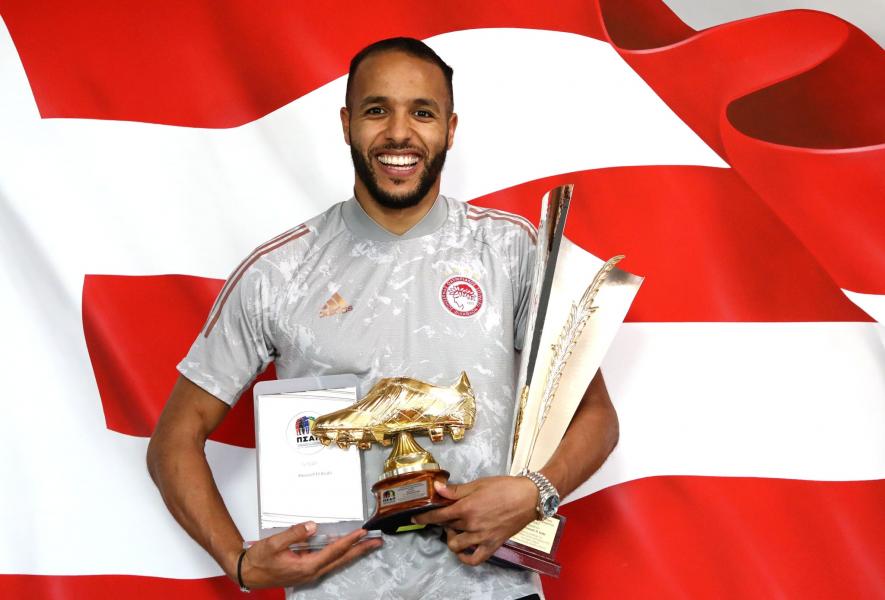 العربي يتوج بجائزتي الهداف وأفضل لاعب 