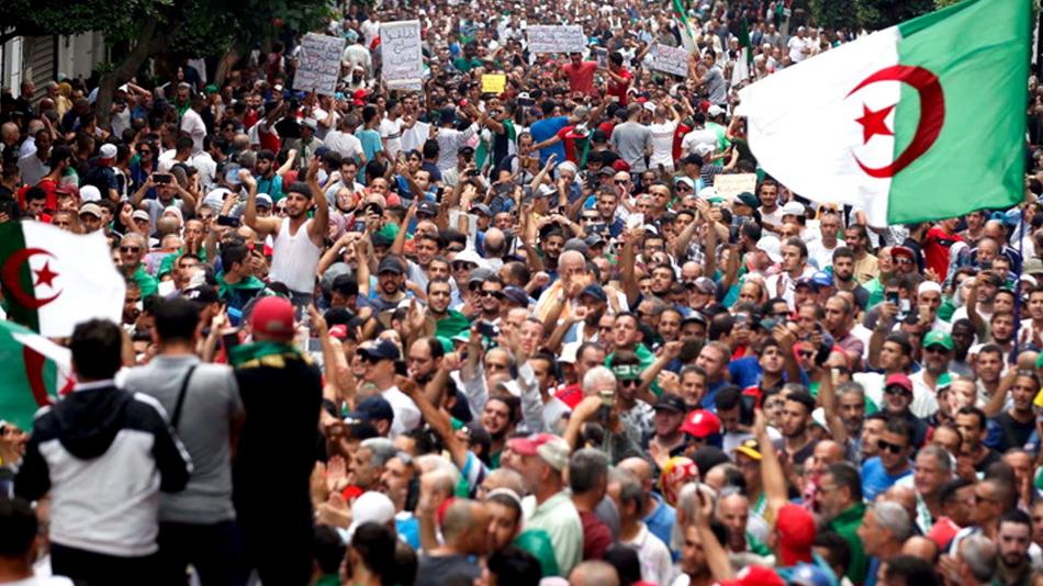 كاتب جزائري: الحراك نجح بالفعل رغم أن النظام العسكري ما يزال قائما 