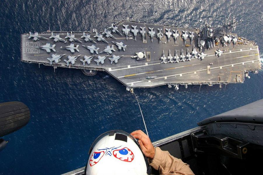 حاملة الطائرات USS إزنهاور في تمرين بين البحرية الملكية والبحرية الأمريكية