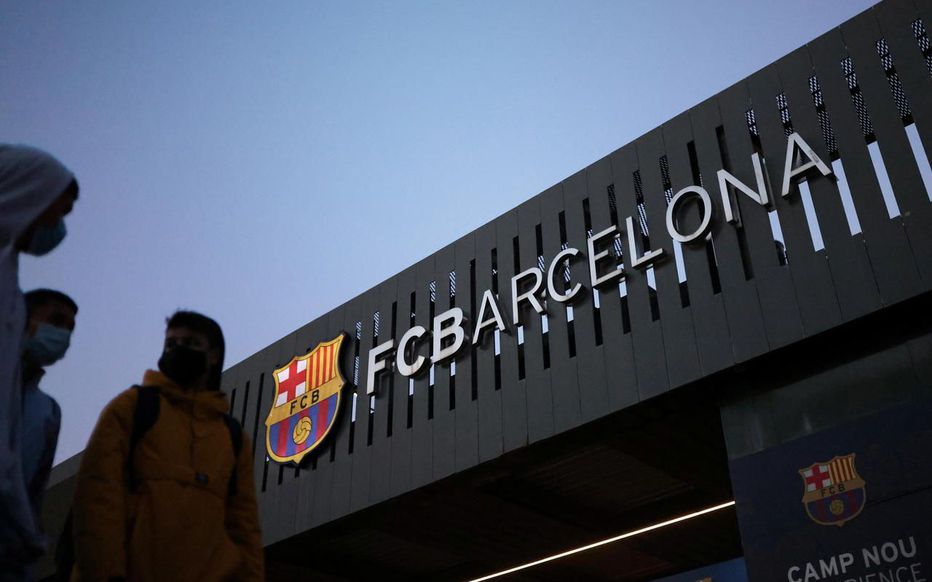 قضاء وديون وأداء متذبذب: هكذا سقط برشلونة في درك الأزمات