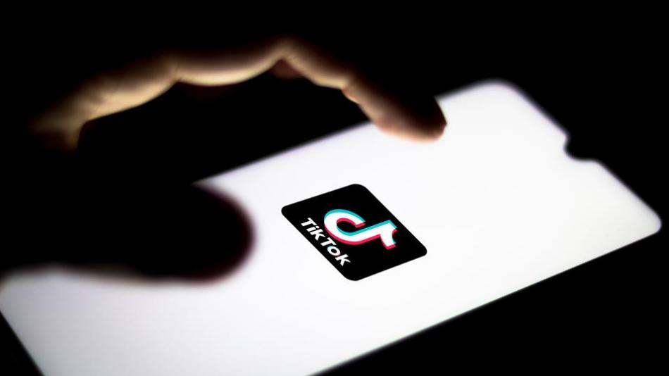إحالة مراهقتين على القضاء بسبب مقلب على "تيك توك"