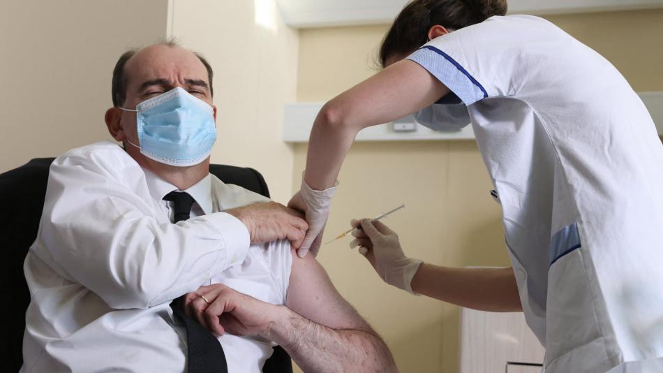 Covid-19 : le Premier ministre français reçoit la première dose AstraZeneca