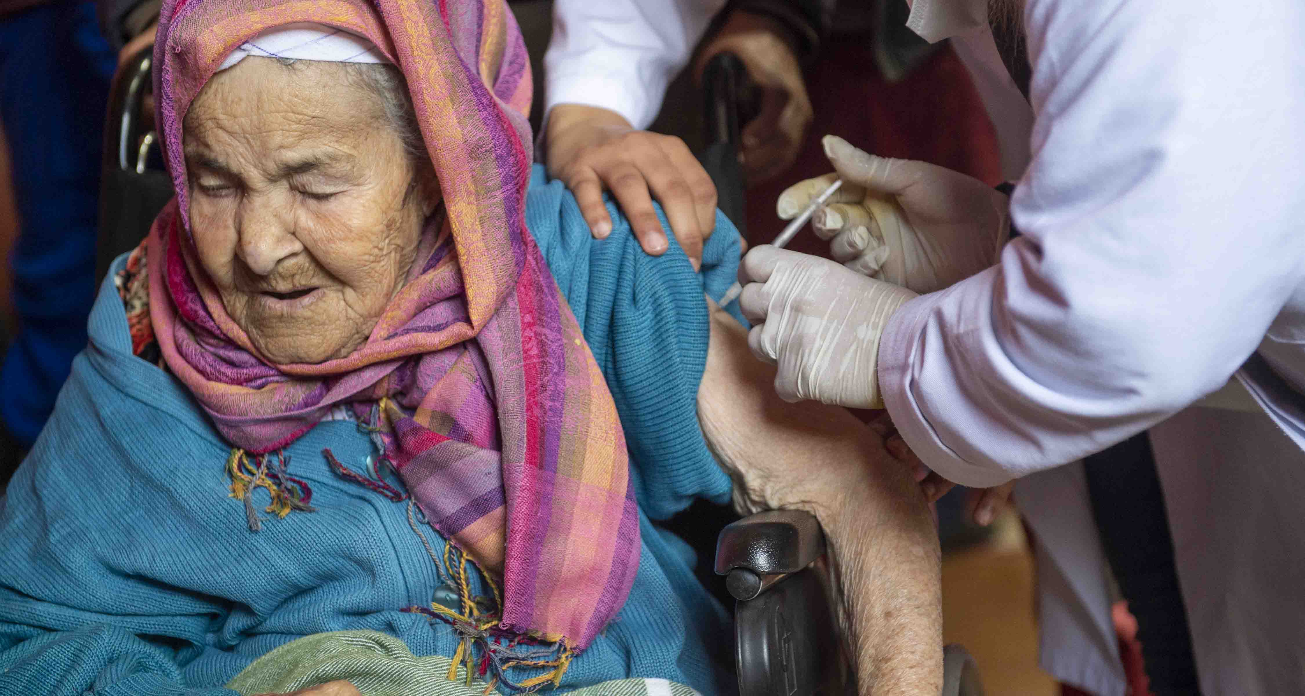 Une vieille dame reçoit la première dose du vaccin contre la Covid-19