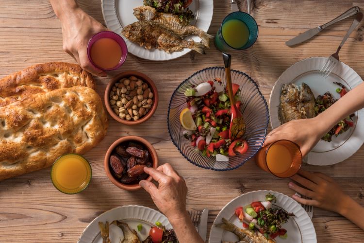 قبل رمضان.. خطوات لتفادي الصداع وعسر الهضم