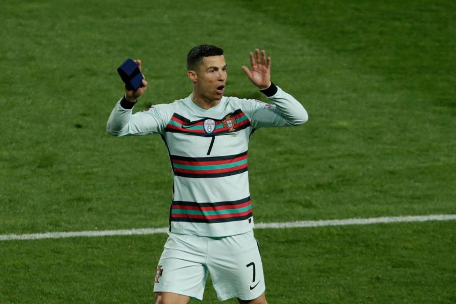 شارة القيادة التي رماها رونالدو تباع بـ64 ألف يورو        