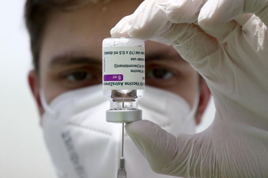 الآثار الجانبية المحتلمة للقاح أسترازينيكا.. أسئلة متزايدة