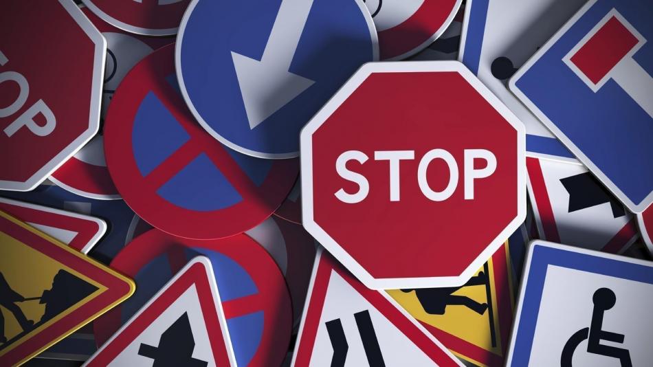Italie: il cache caméra et radio sous son masque pendant l'examen du code de la route