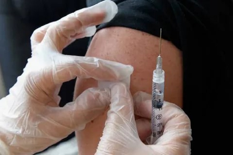 Vaccins anti-Covid: l'hypothèse d'une 4e dose à l'étude en France