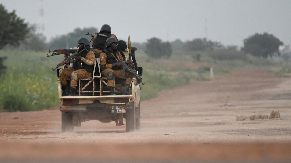 بوركينا فاسو .. مقتل 51 جنديا في كمين