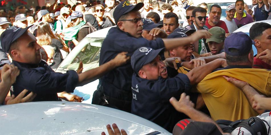 في الجمعة 117.. حراك الجزائر يشتد والنظام يرد بالعنف والاعتقالات