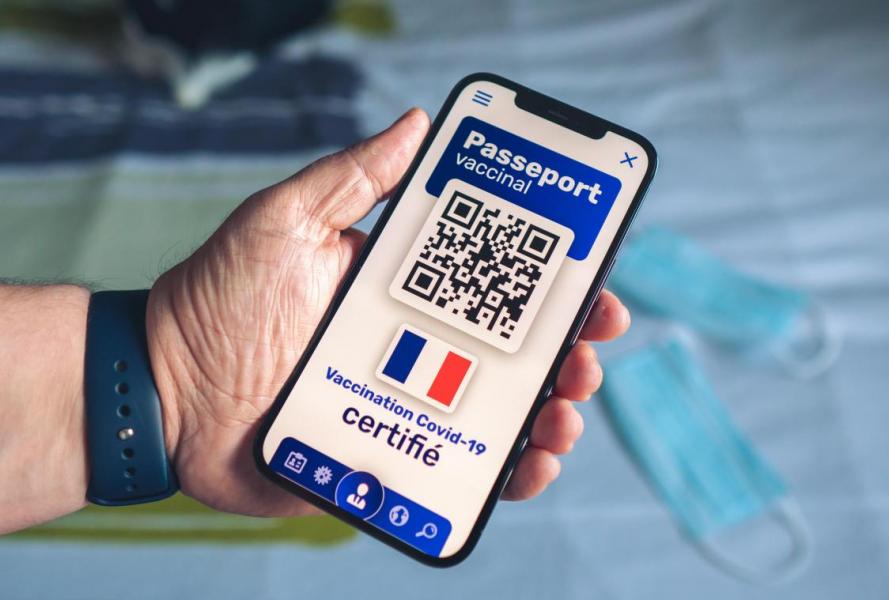 La France passe du pass sanitaire au "pass vaccinal" 