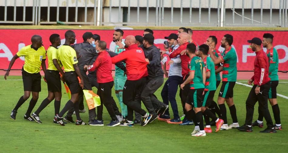 Les joueurs du MCA ont attaqué violemment l'arbitre Joshua Bondo