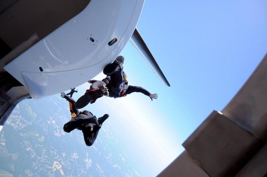 Australie: deux parachutistes meurent en tombant de l'avion avant leur saut