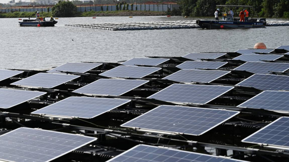 Singapour dévoile une centrale solaire flottante d'une superficie équivalente à 45 terrains de football