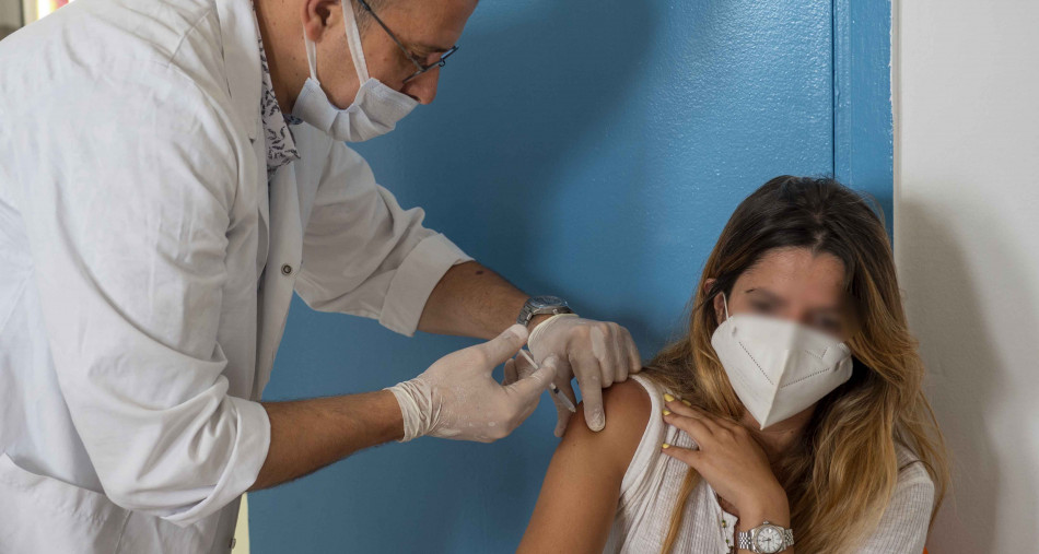 هل يحدث اللقاح اضطرابا في الدورة الشهرية عند النساء؟