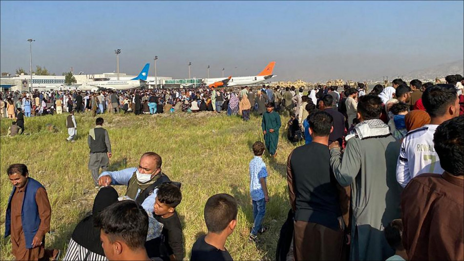 آلاف الأفغان اليائسين عالقون في مطار كابول