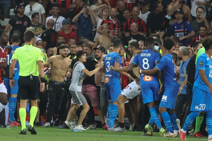 توقف مباراة نيس ومرسيليا بعد اقتحام الجماهير أرض الملعب