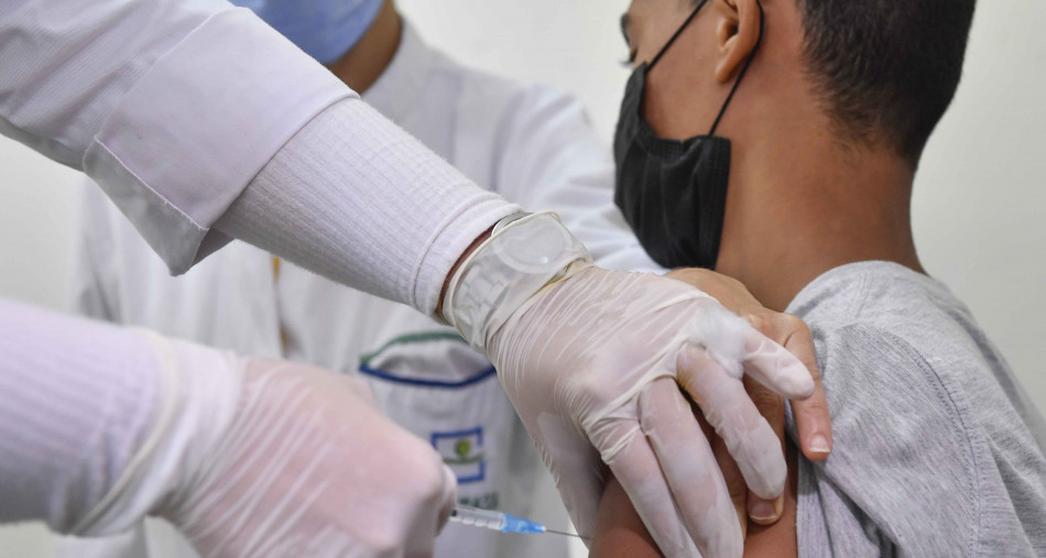 Lancement à Laâyoune de la vaccination de 25.000 élèves âgés de 12-17 ans