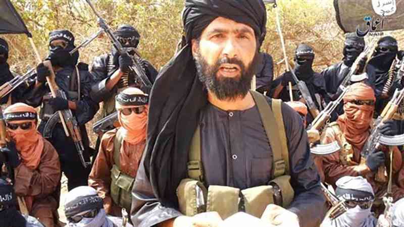 ماكرون يعلن قتل قائد "داعش" في الصحراء الكبرى