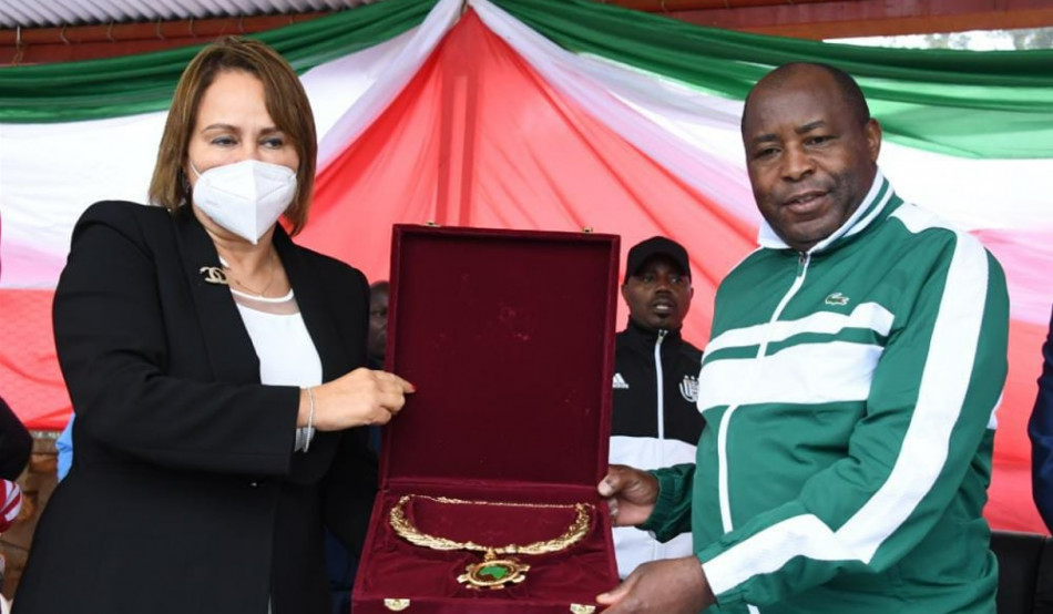 حجيج تهدي رئيس بوروندي قلادة ذهبية  