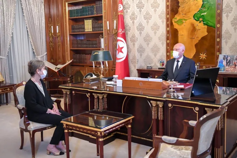الرئيس التونسي يكلّف لأول مرّة امرأة بتشكيل حكومة جديدة
