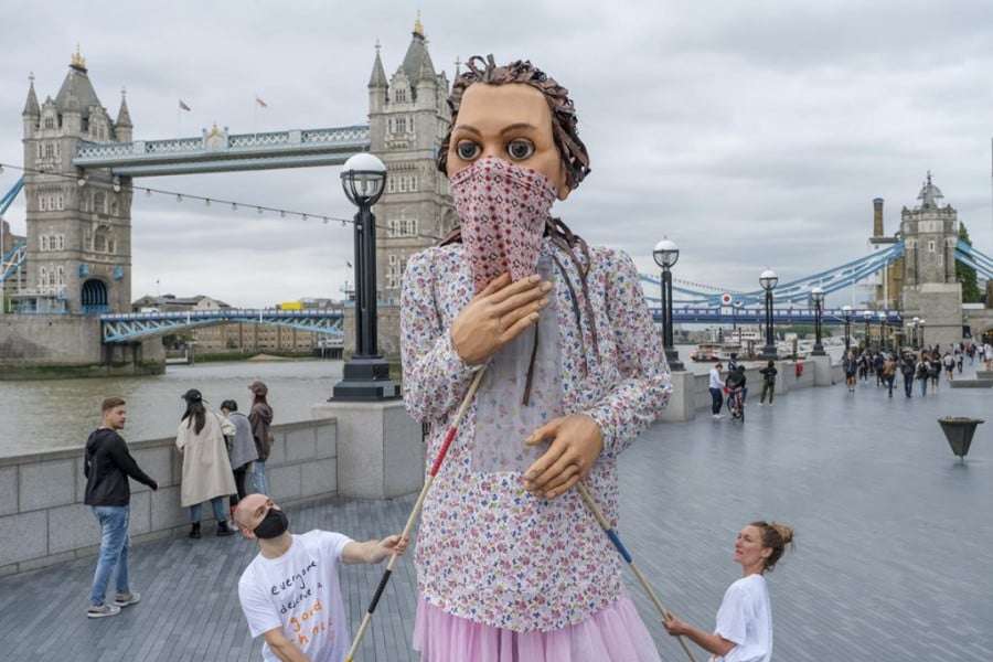 Réfugiés en Europe: la marionnette "Amal" fait escale à Bruxelles