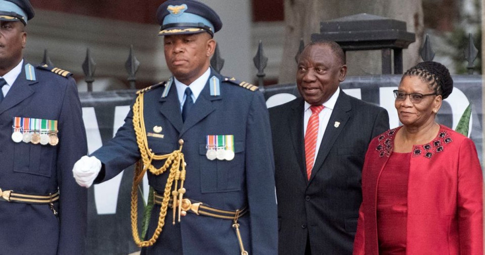 رئيس جنوب إفريقيا يغادر اجتماعا لأسباب أمنية
