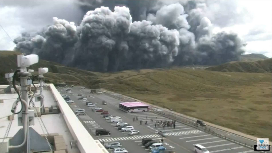 اليابان .. ثوران بركان في موقع سياحي     