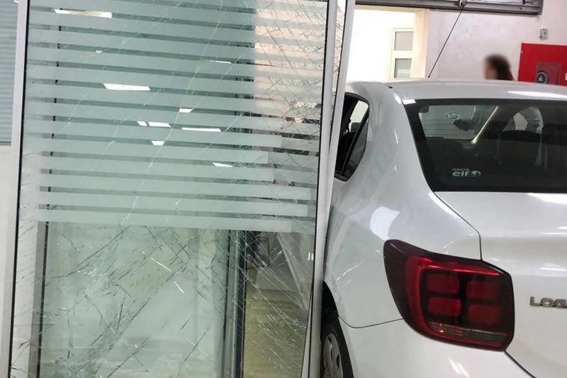 فتح بحث قضائي مع أجنبي اقتحم مستشفى الشيخ زايد بسيارته  