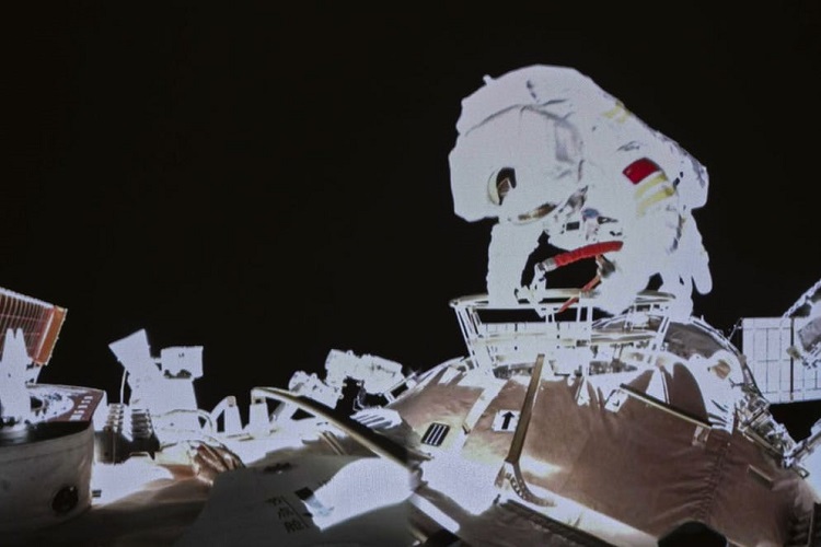 Espace: pour la première fois, une Chinoise effectue une sortie extravéhiculaire