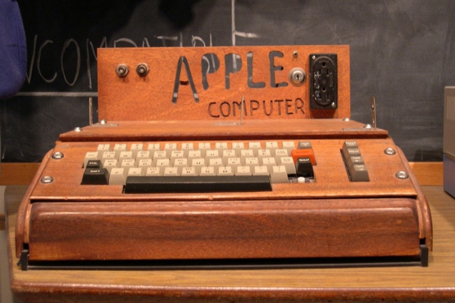 بيع نسخة من أول جهاز كمبيوتر أنتجته آبل