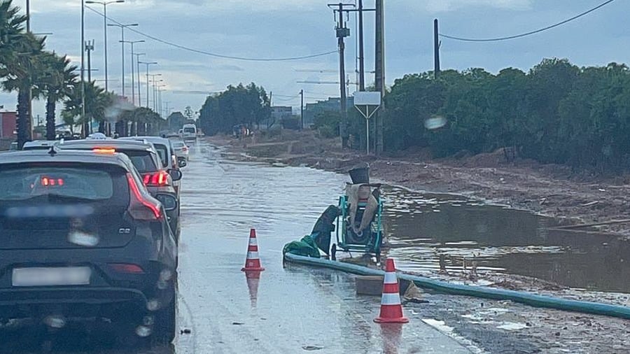 دار بوعزة.. الأمطار تشل حركة السير