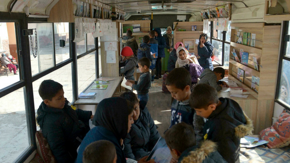 À Kaboul, les bus bibliothèques sont de retour, pour la joie des enfants