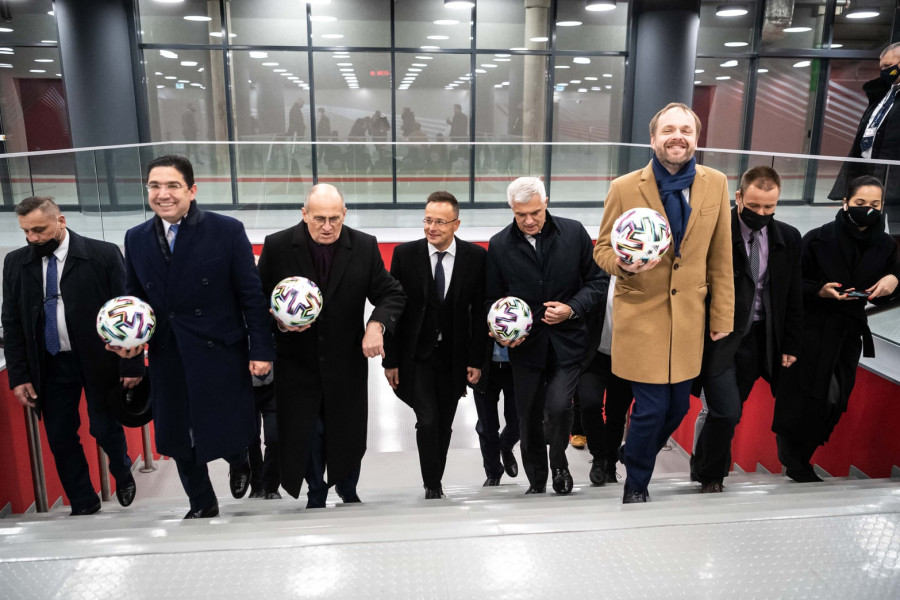 بوريطة يداعب الكرة بمعية وزراء فيسغراد 