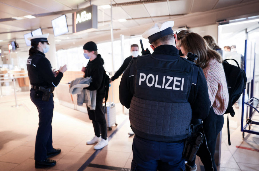 ألمانيا تدعو إلى مراقبة متحورات الكوفيد في المطارات الأوروبية 