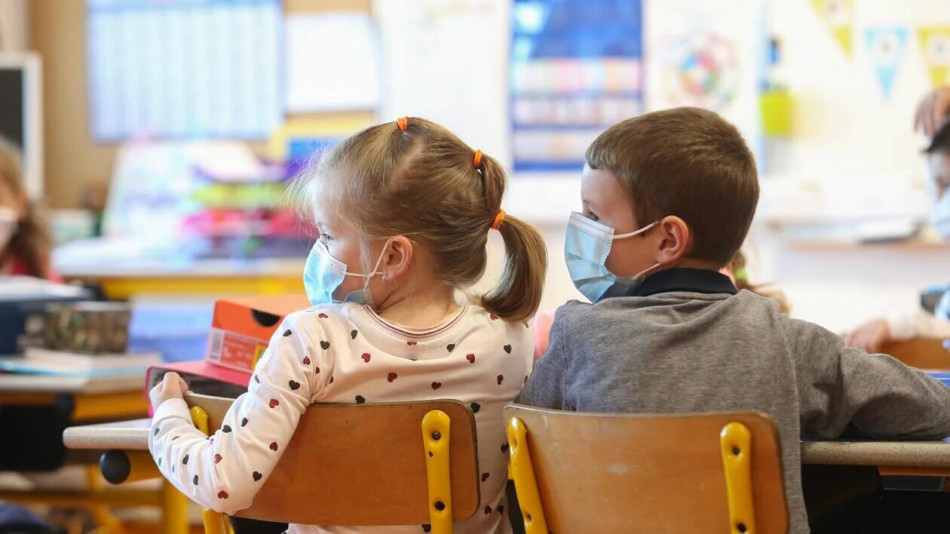 Covid: au moins deux tests négatifs pour revenir à l'école après un cas positif en classe