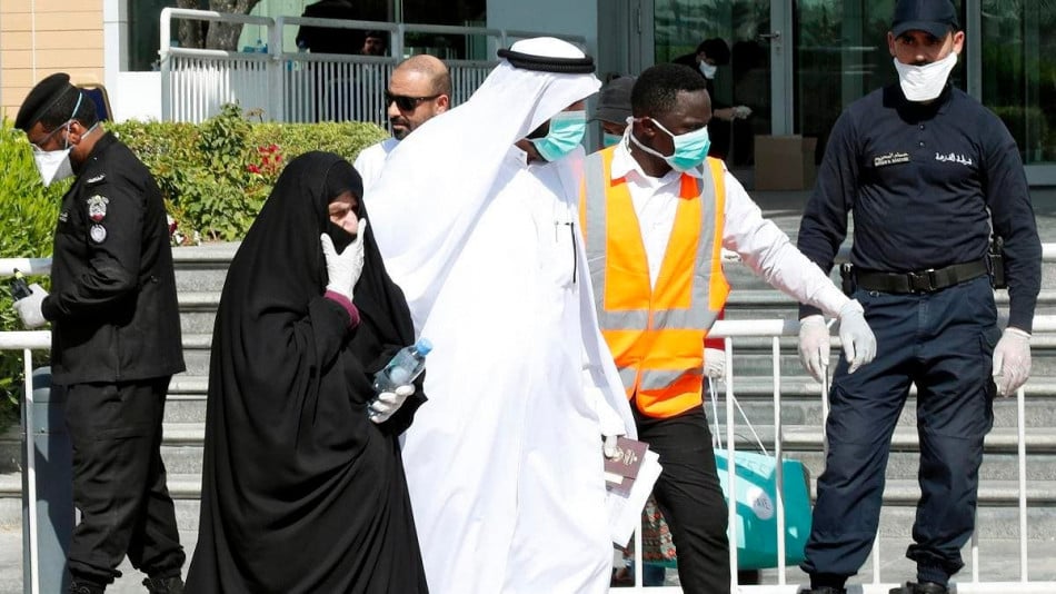 قطر .. كورونا تعلق عطل موظفي الصحة   