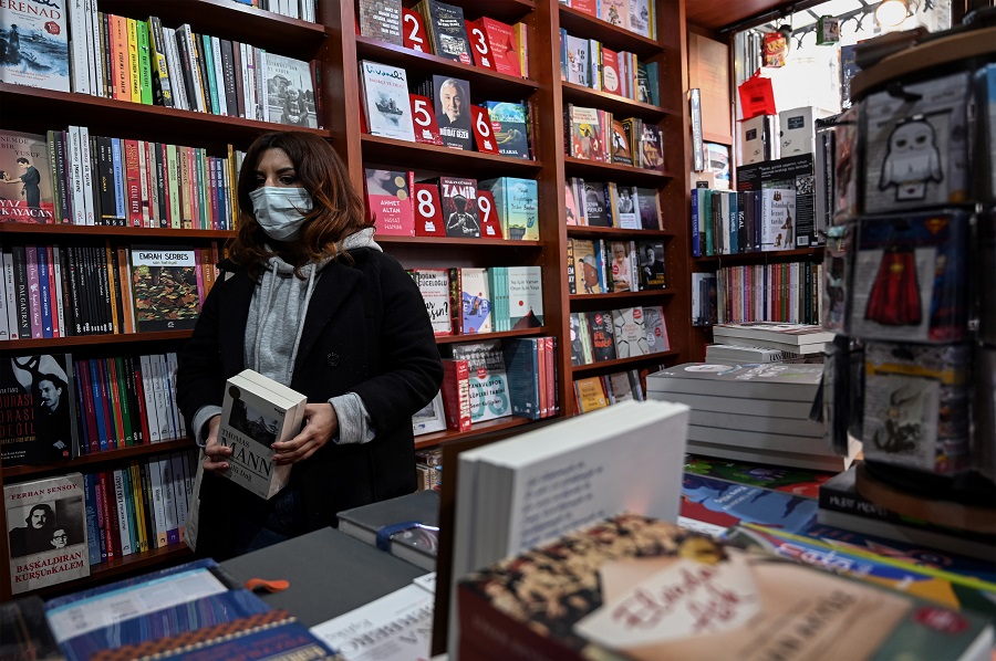تركيا .. الكتب تتحول إلى ترف مع انهيار العملة