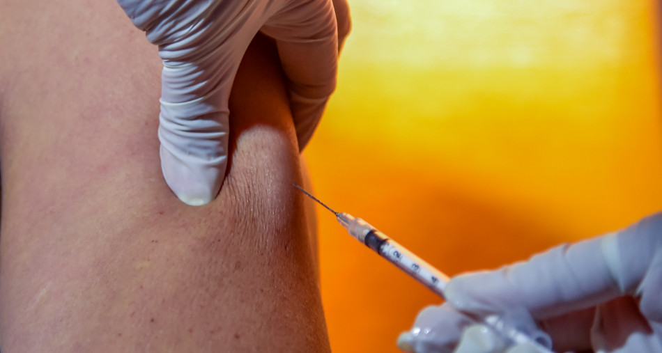 اللقاح المضاد لكوفيد .. المعلومات المضللة تغذي الخرافات الطبية