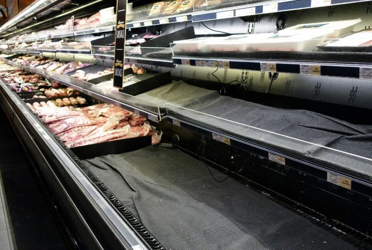 أوميكرون تفرغ رفوف المتاجر في الولايات المتحدة