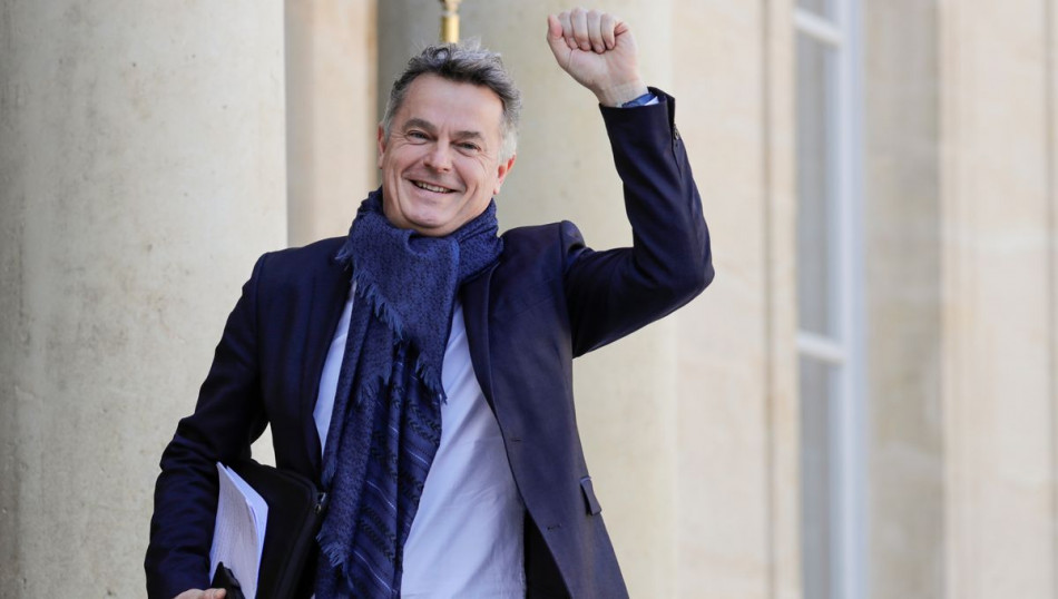 Présidentielle: Macron parle attractivité, Roussel promet des "jours heureux"