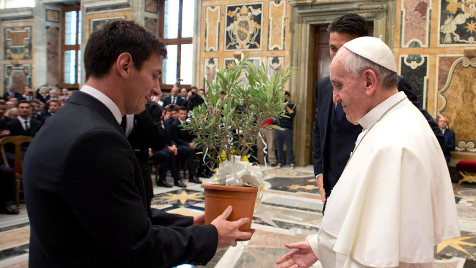 Messi reçoit un maillot dédicacé par le pape François