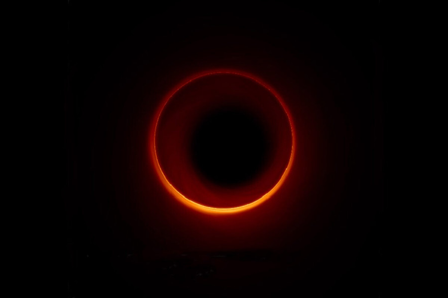 L'EHT, un télescope pour observer comment un trou noir avale la matière
